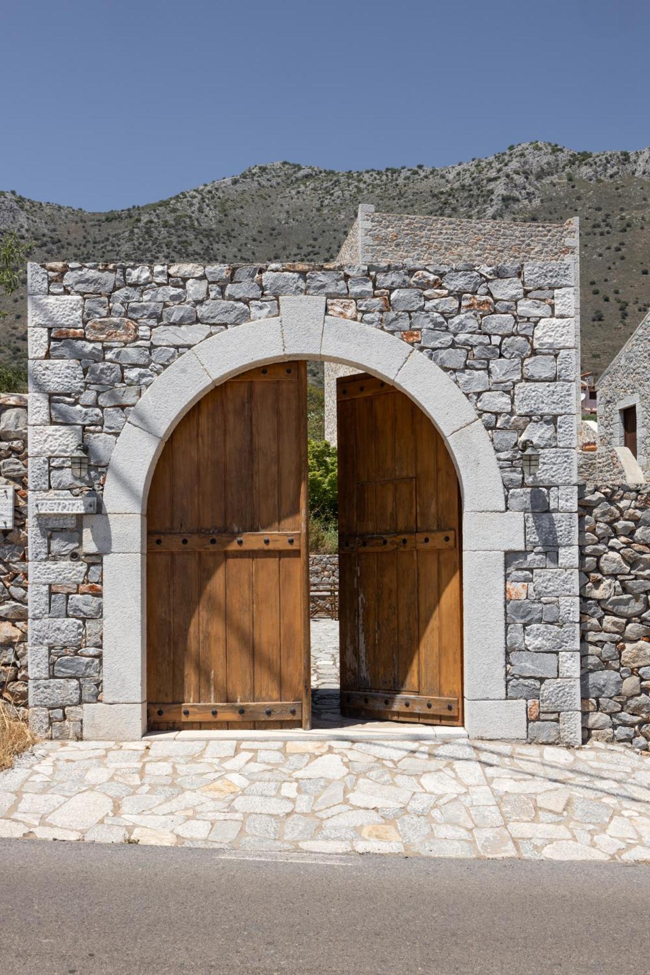 Petritis Guesthouse Oitylo Exterior photo